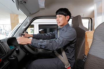 車を運転する水道修理屋