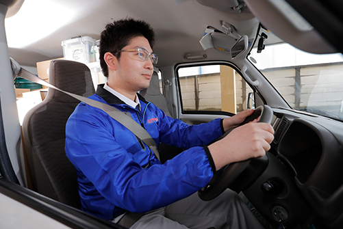 車の運転をする水道修理屋