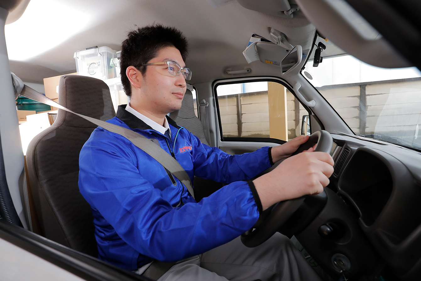 車の運転をする水道修理屋