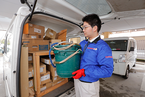 車から道具を取り出す水のレスキューの水道修理屋