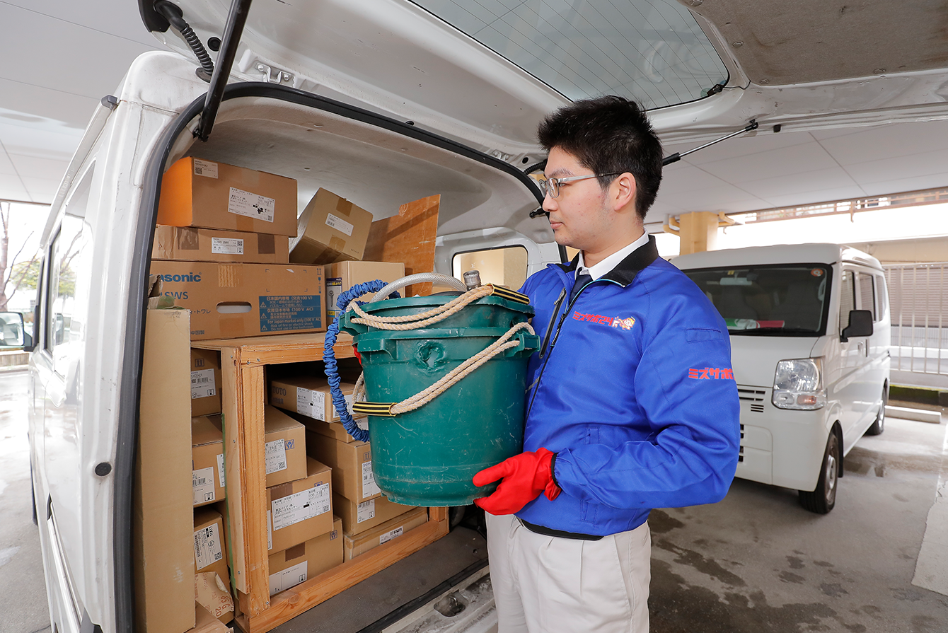 車から道具を取り出す水のレスキューの水道修理屋