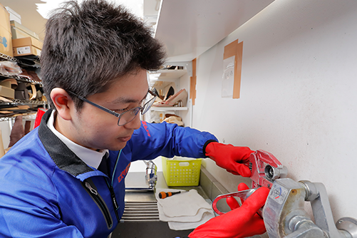 水道の修理作業をする水道修理屋