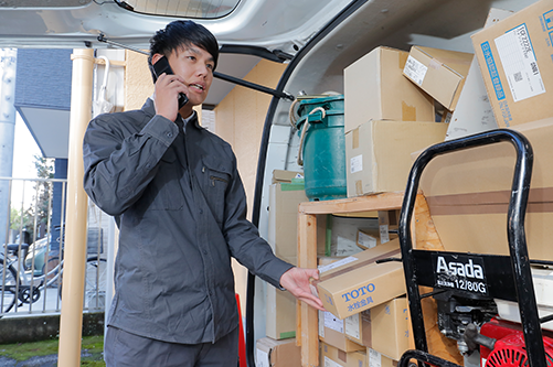 水道修理の道具を車から出す水道修理屋